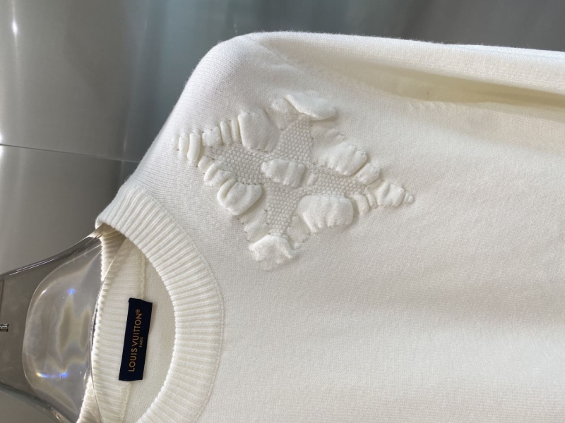 l0vis Vvtt0n sweater